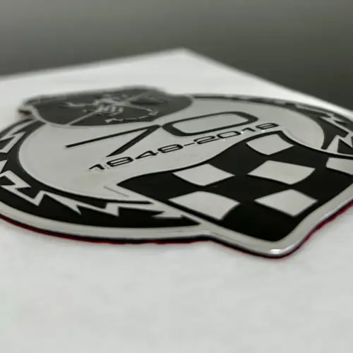 1x Abarth 70 Jahre 595 Kühlergrill Emblem Fiat 500 METALL 9x7cm Logo Schriftzug Aufkleber – Ansicht 1
