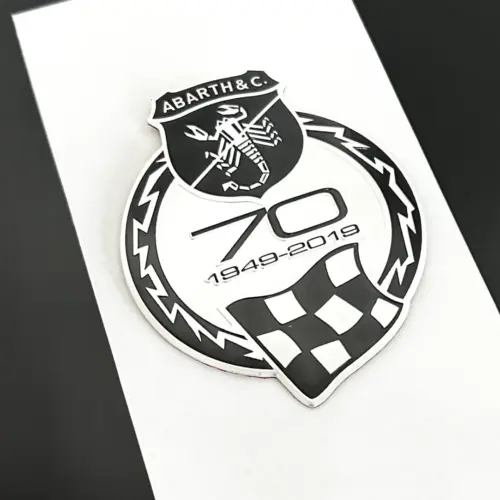 1x Abarth 70 Jahre 595 Kühlergrill Emblem Fiat 500 METALL 9x7cm Logo Schriftzug Aufkleber