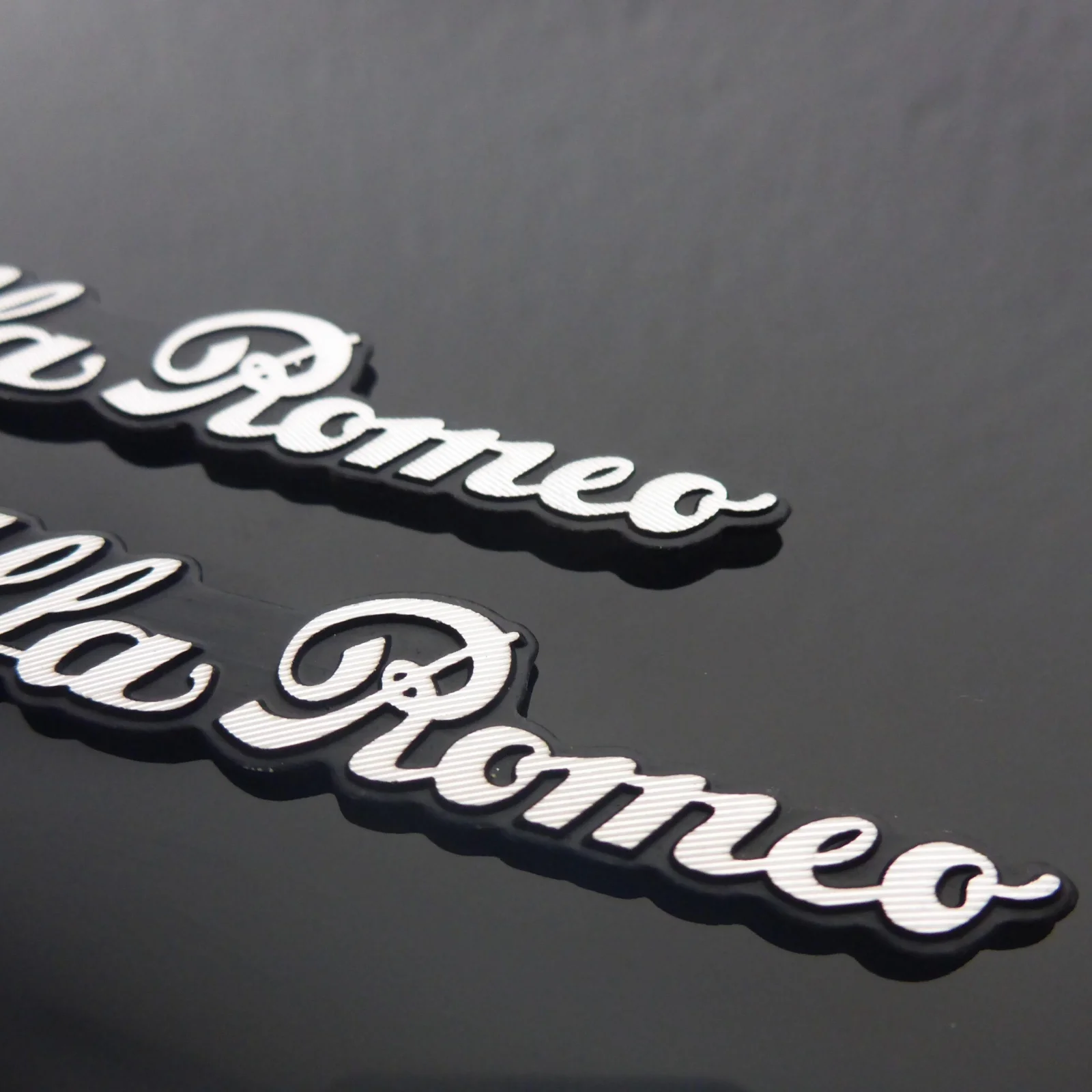 1x Alfa Romeo 3D Aluschild 55x11mm Lenkrad Spiegel Aufkleber SPEAKER Logo Emblem – Bild 3