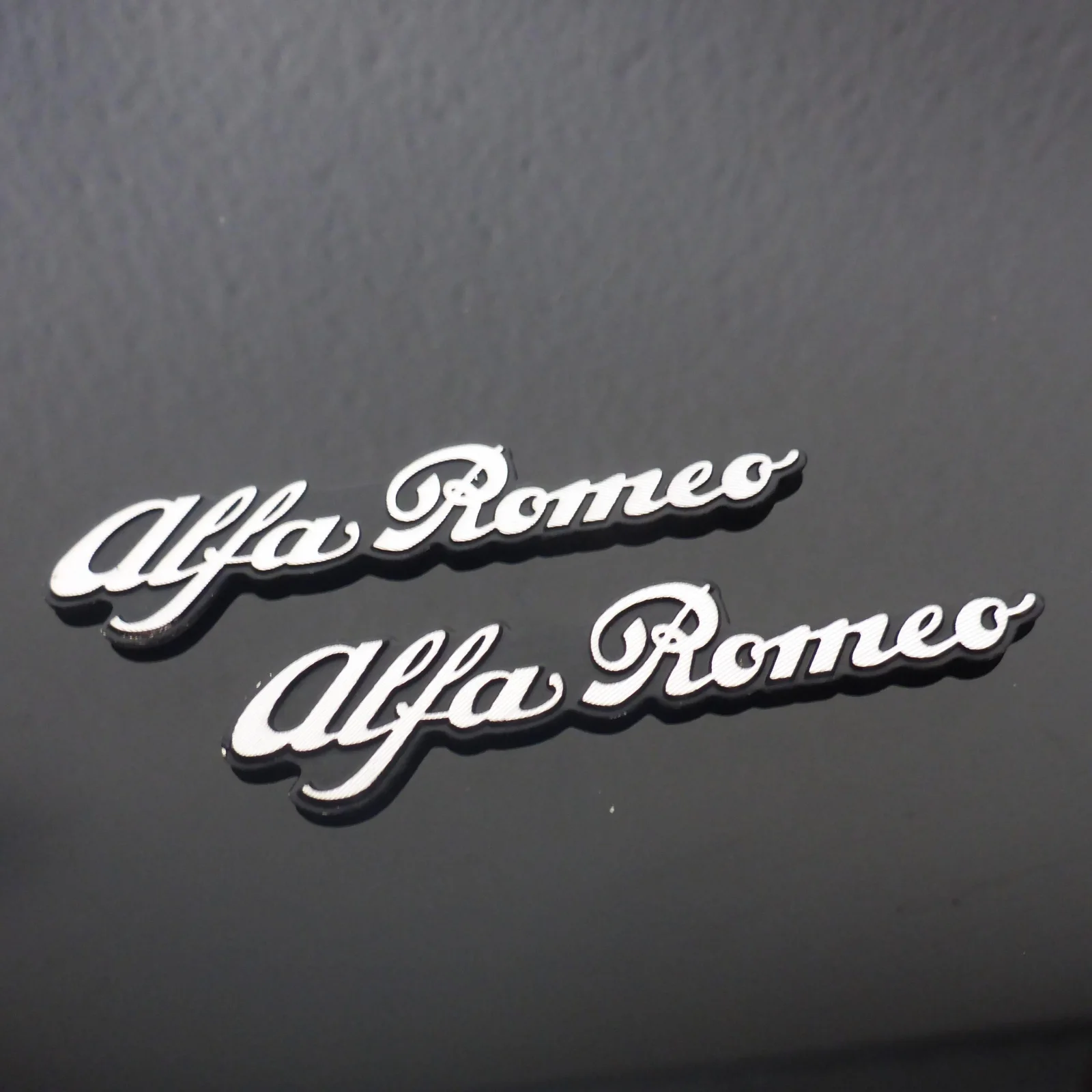 1x Alfa Romeo 3D Aluschild 55x11mm Lenkrad Spiegel Aufkleber SPEAKER Logo Emblem – Bild 4