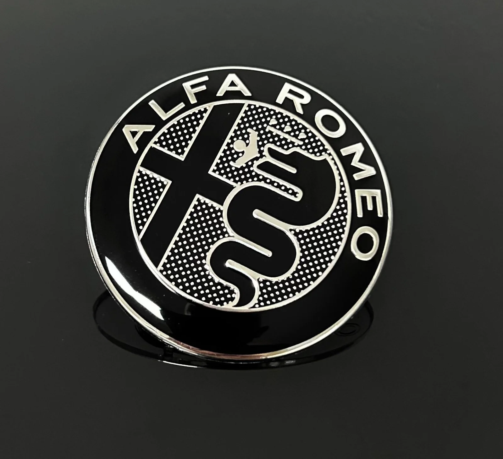 1x Alfa Romeo NEW BLACK Plakette 74mm Emblem Schriftzug LOGO selbstklebend in ALU schwarz 7,4cm für viele Modelle – Bild 2