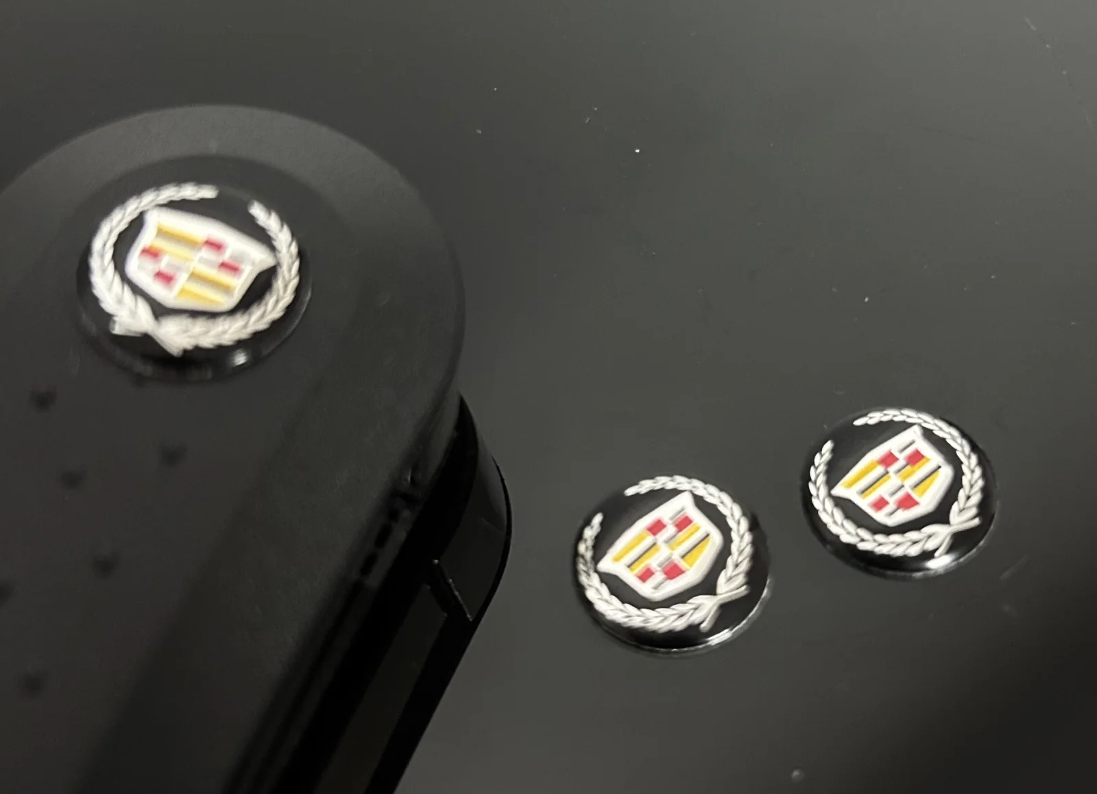1x Cadillac Schlüssel 14mm Aufkleber ALU Schlüssellogo Emblem Schriftzug LOGO Patch – Bild 2