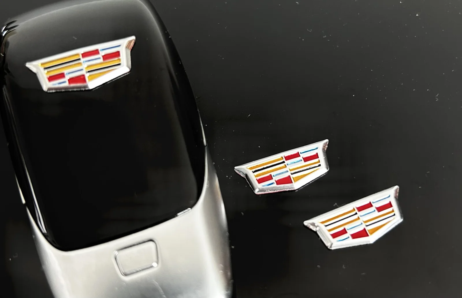 1x Cadillac Schlüssel 21x8mm Aufkleber ALU Schlüssellogo Emblem Schriftzug LOGO Patch – Bild 3