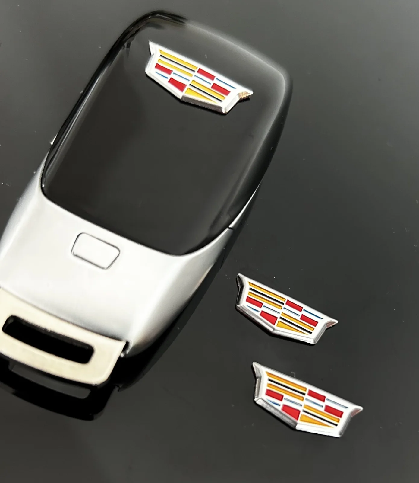 1x Cadillac Schlüssel 21x8mm Aufkleber ALU Schlüssellogo Emblem Schriftzug LOGO Patch