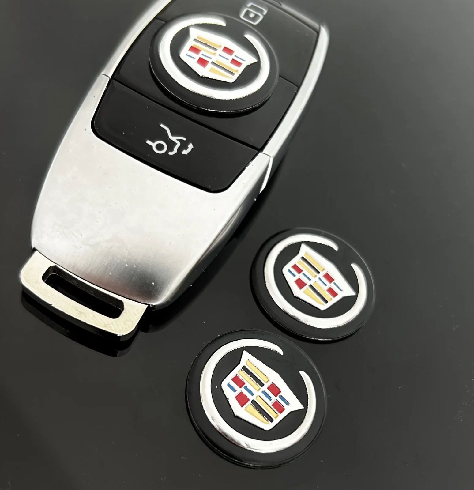 1x Cadillac Schlüssel 25mm Aufkleber ALU Schlüssellogo Emblem Schriftzug LOGO Patch – Bild 2