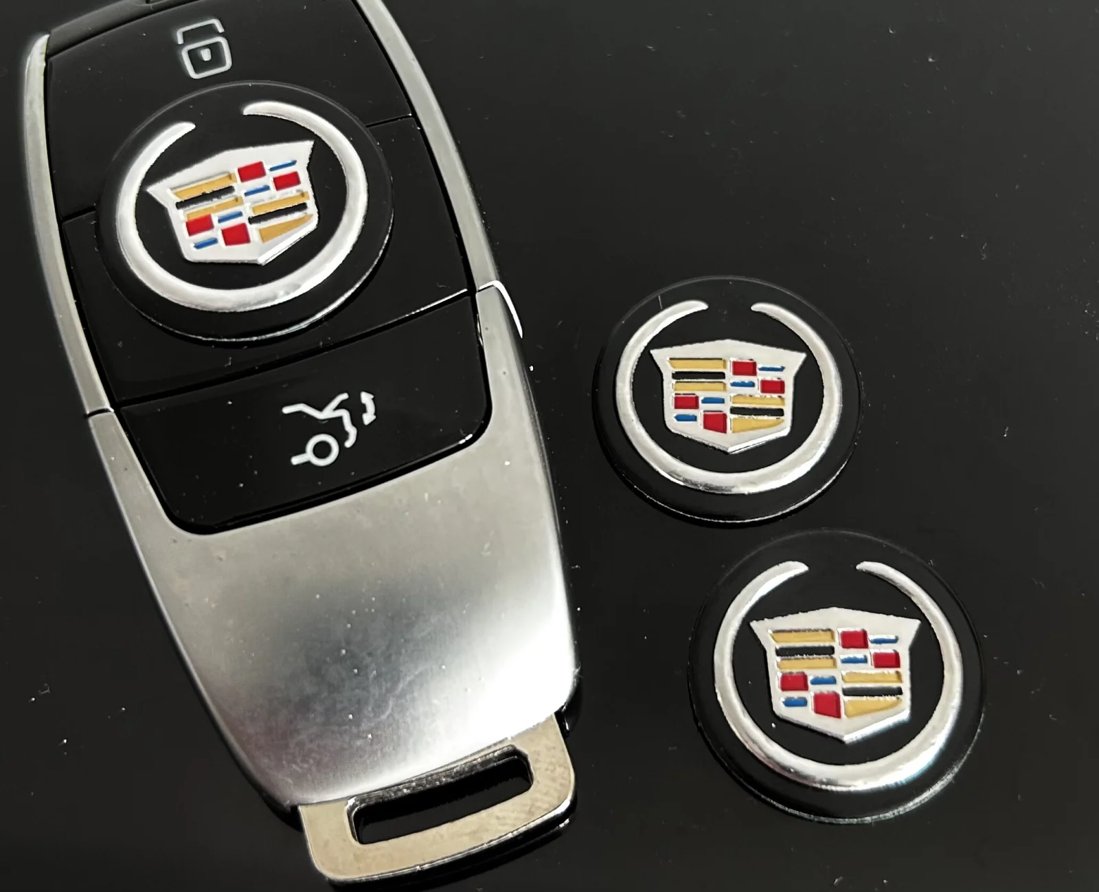 1x Cadillac Schlüssel 25mm Aufkleber ALU Schlüssellogo Emblem Schriftzug LOGO Patch