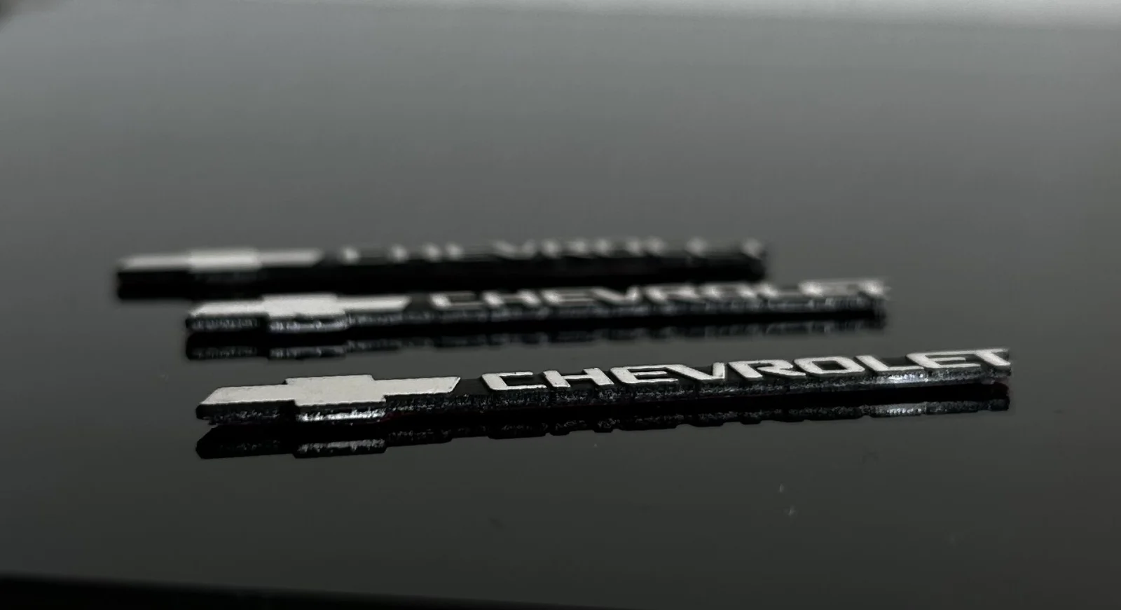 1x CHEVROLET 3D Aluschild 55x8mm Lenkrad Spiegel Aufkleber SPEAKER Logo Emblem – Bild 3