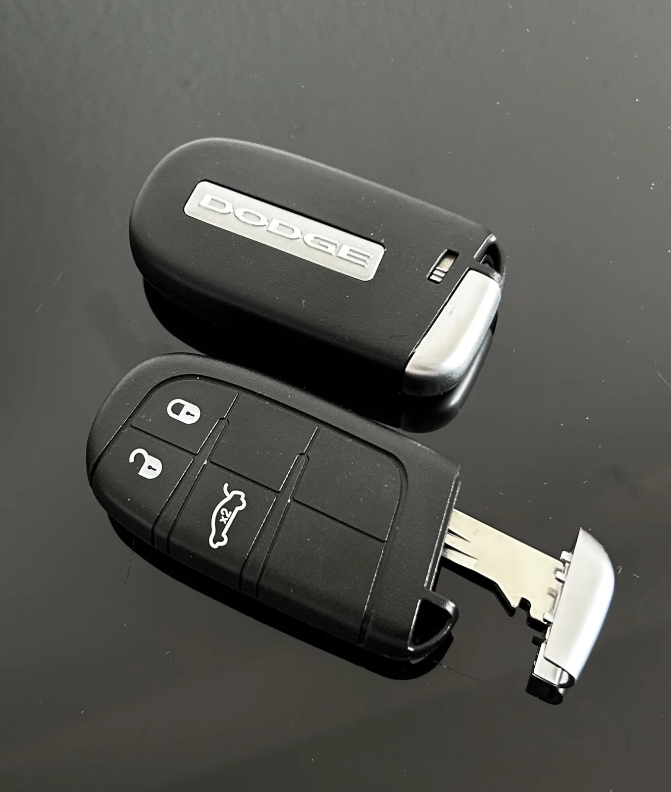 1x Dodge Challenger Chrysler Jeep RAM Schlüsselgehäuse mit Emblem Logo Autoschlüssel