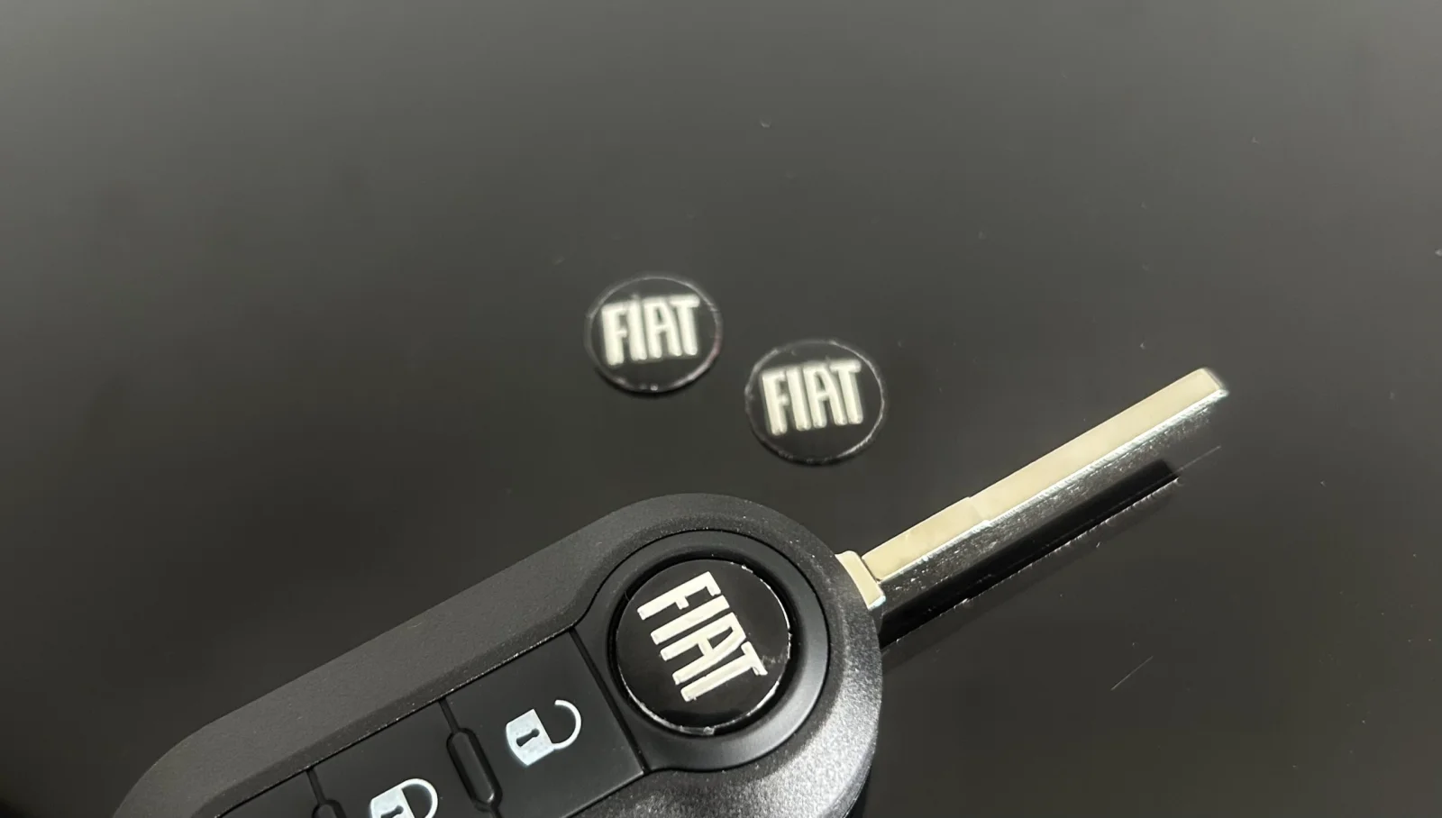 1x Fiat 500 14mm Punto Aufkleber new Black ALU Schlüssellogo Emblem Schriftzug schwarz – Bild 2