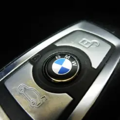 1x für BMW Aufkleber 3D 11mm Schlüssellogo Emblem Schriftzug selbstklebend 1 3 5 6er 7 und X Modelle auch bei anderen