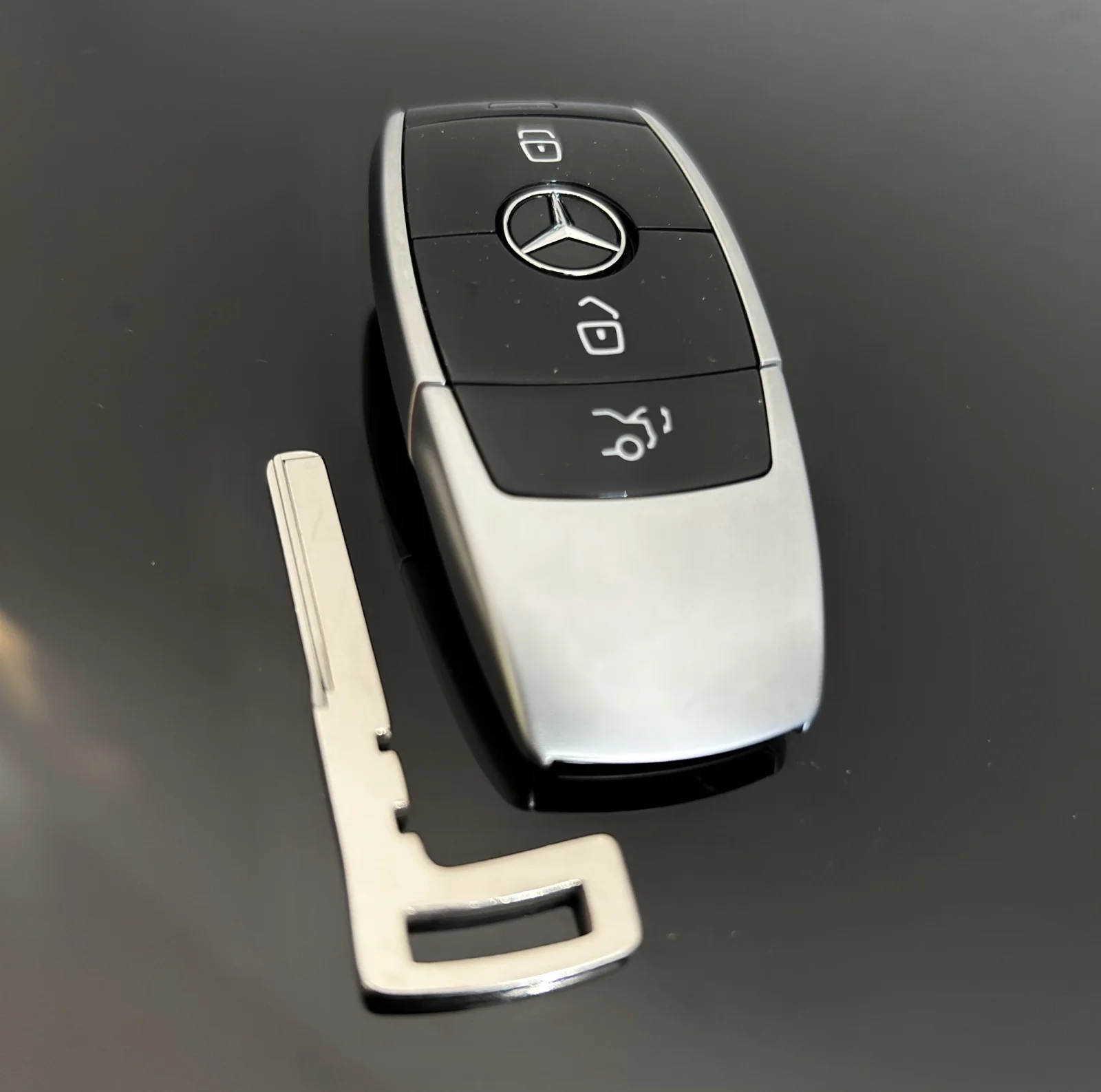1x für MERCEDES Funkschlüssel METALL schwarz glänzend Gehäuse Autoschlüssel Fahrzeugschlüssel Schlüssel Fernbedienung mit Emblem