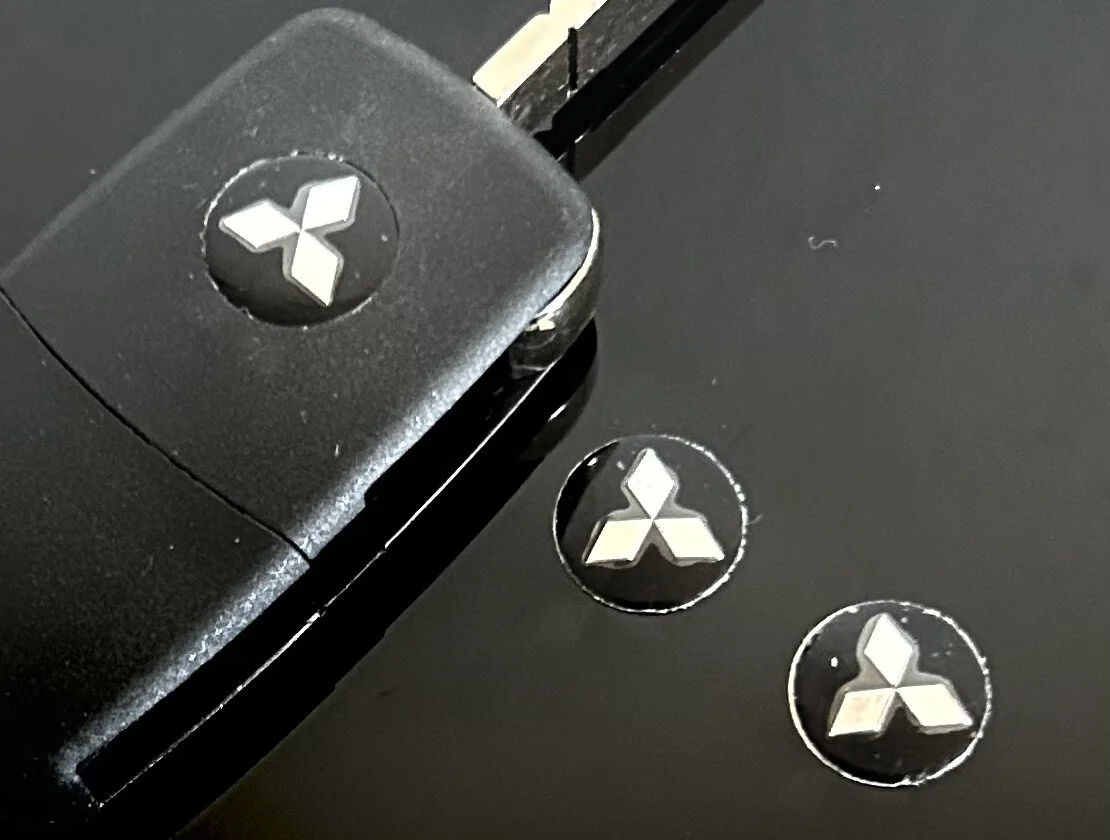 1x Mitsubishi Schlüssel 14mm Aufkleber ALU Schlüssellogo Emblem Schriftzug LOGO