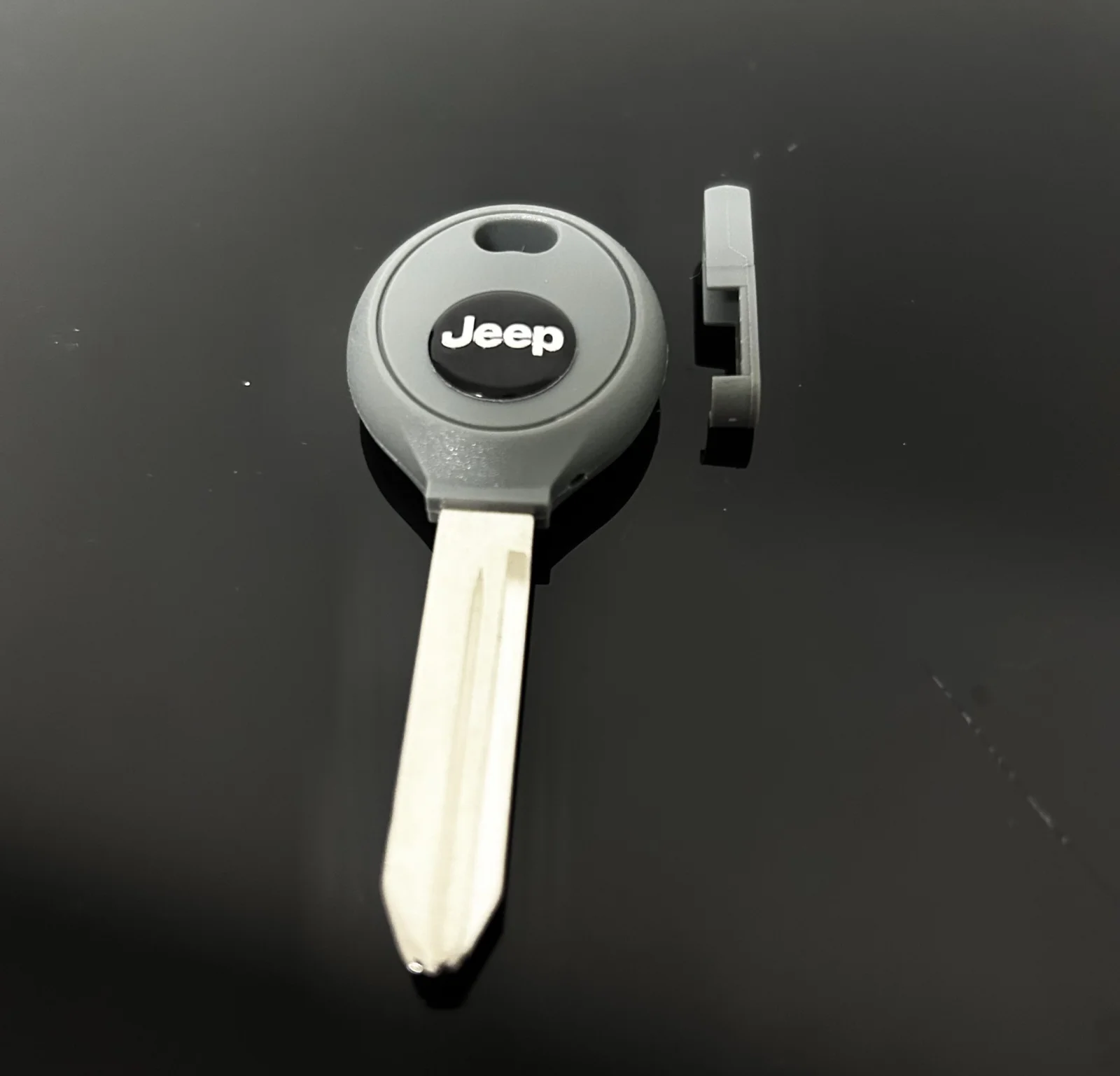 1x NEU Jeep Chrysler Dodge Schlüsselgehäuse GRAU mit Logo Emblem Ersatzschlüssel Autoschlüssel – Bild 2