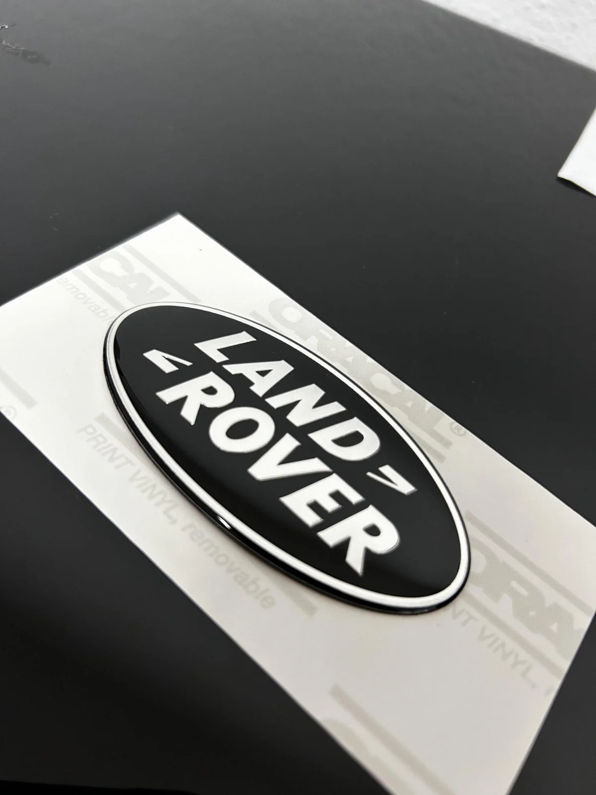 1x neu LAND ROVER Emblem + Trägerplatte 9 x 4,9cm schwarz/silber Emblem Schriftzug Logo Heck Grill LR053190 DAH100680 LR088950 – Bild 4