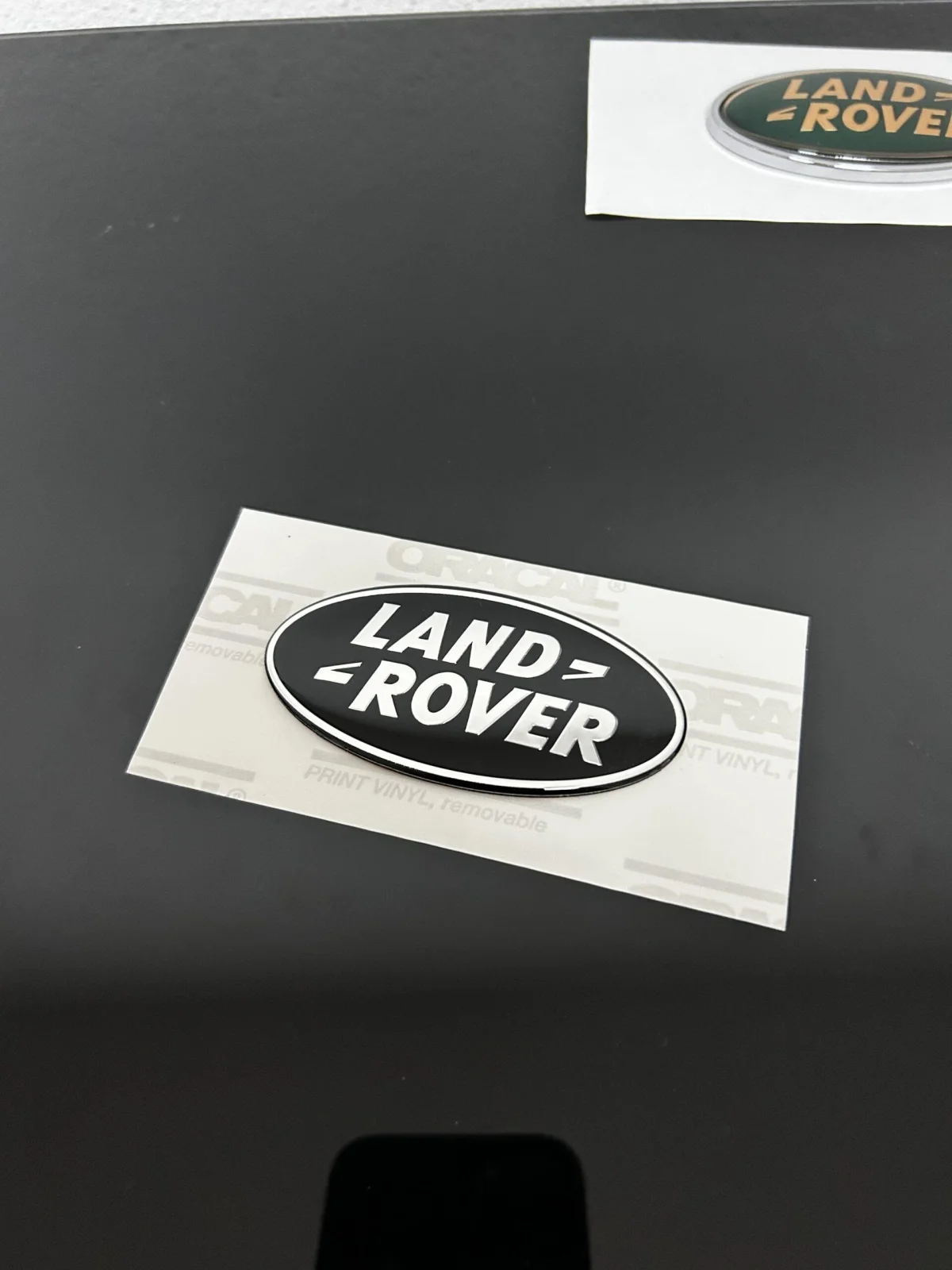 1x neu LAND ROVER Emblem + Trägerplatte 9 x 4,9cm schwarz/silber Emblem Schriftzug Logo Heck Grill LR053190 DAH100680 LR088950 – Bild 6