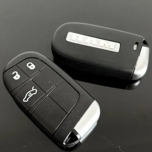 1x RAM Challenger Chrysler Jeep Dodge Schlüsselgehäuse mit Emblem Logo 3 Tasten Autoschlüssel