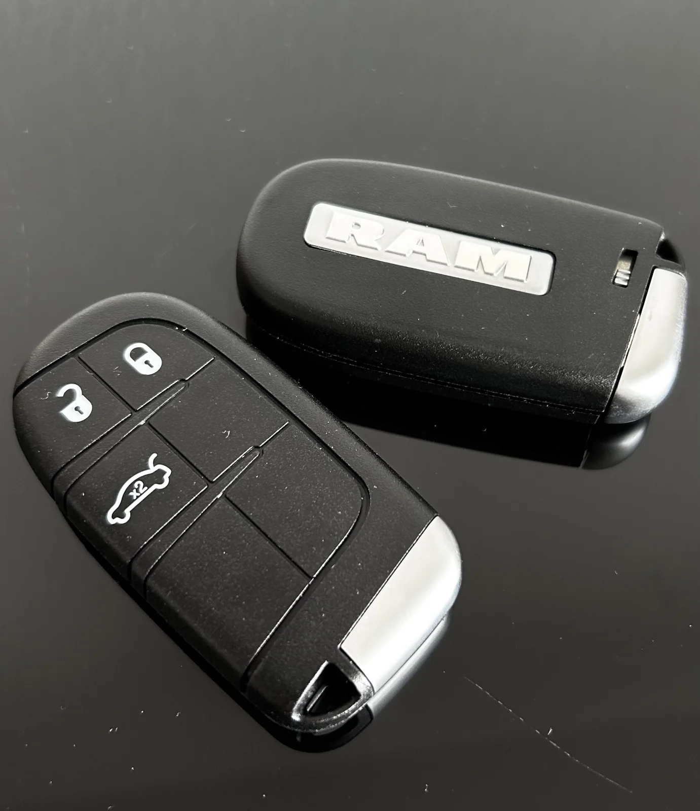 1x RAM Challenger Chrysler Jeep Dodge Schlüsselgehäuse mit Emblem Logo 3 Tasten Autoschlüssel