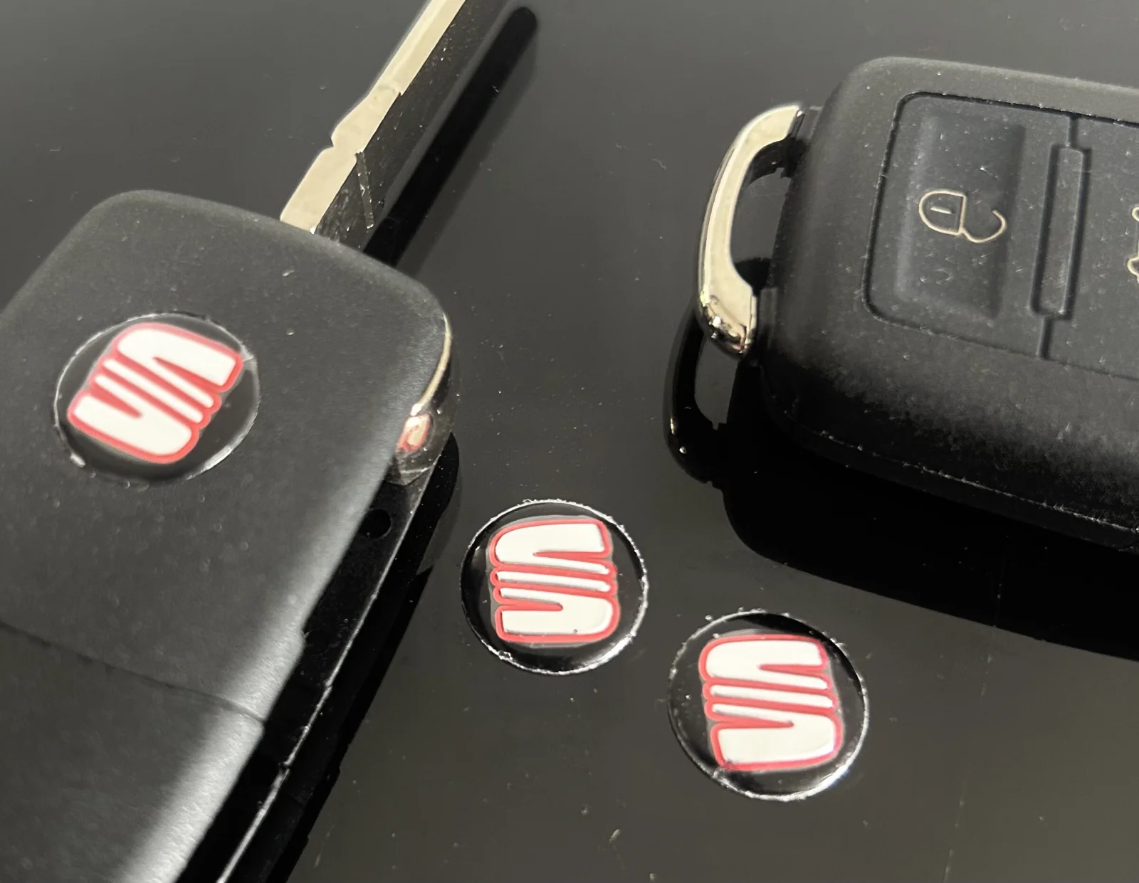 1x SEAT Schlüssel 14mm Aufkleber ROT ALU Schlüssellogo Emblem Schriftzug LOGO
