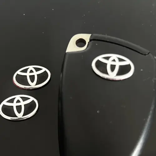 1x TOYOTA Schlüssel OVAL 15mm Aufkleber ALU Schlüssellogo Emblem Schriftzug LOGO