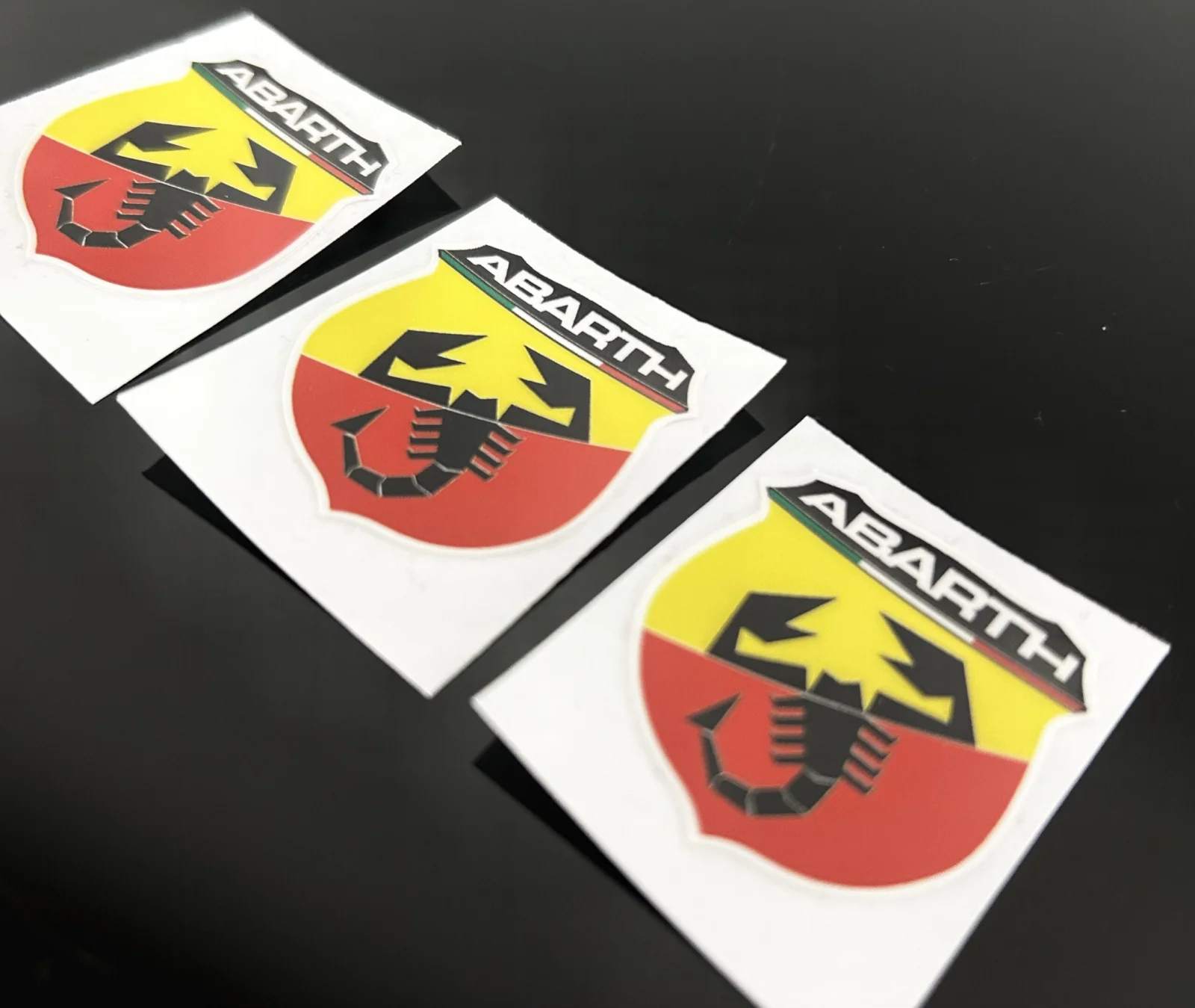 3x kleines Abarth 500 595 695 Schild 33mm Emblem Logo Schriftzug Aufkleber – Bild 3