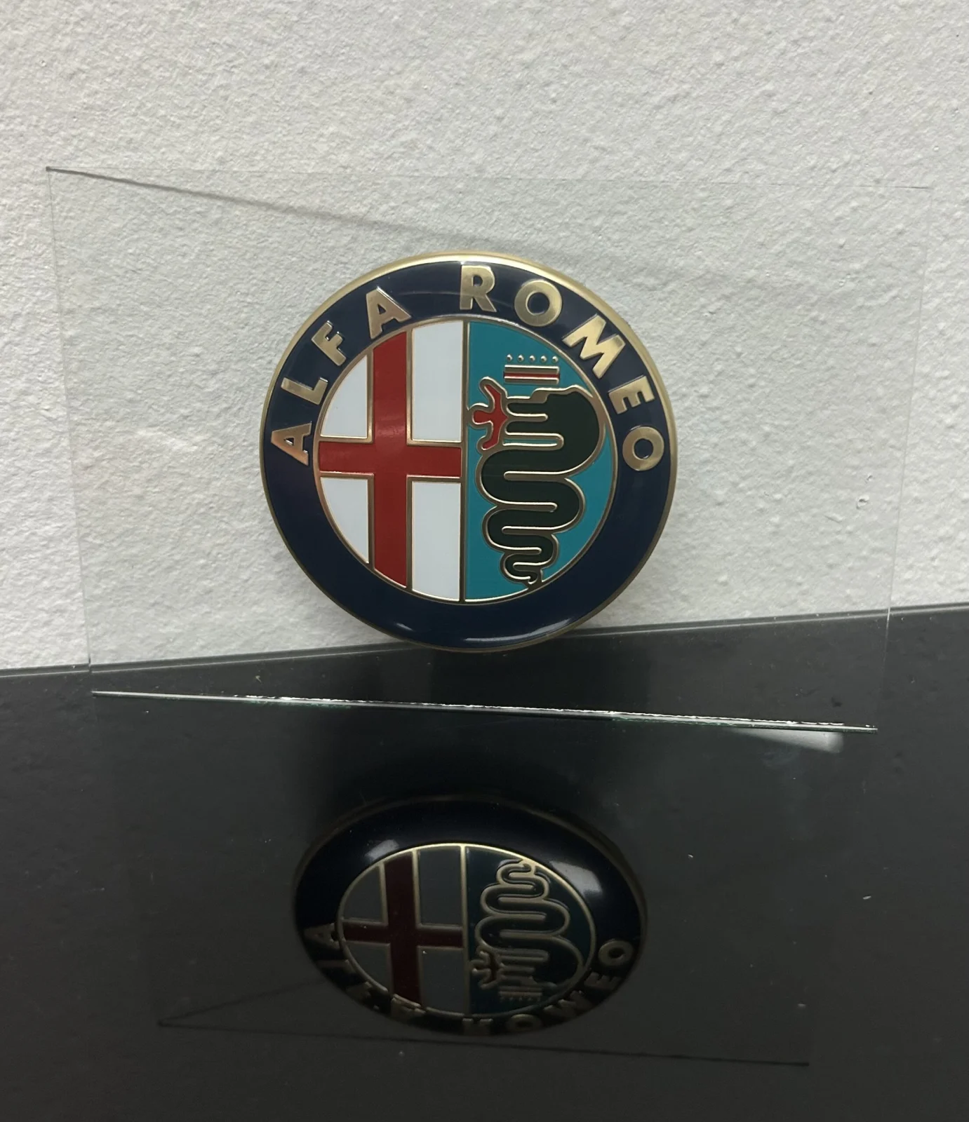 Alfa Romeo Rarität GLASSCHILD Aufsteller Logo Schild Emblem Schriftzug Plakette