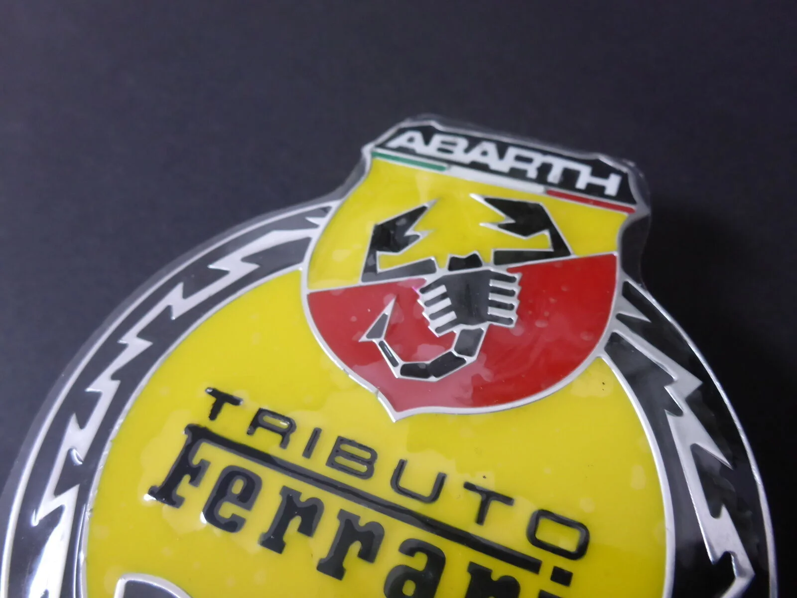 1x Abarth Tributo 595 ORIGINAL Emblem NEU Logo Schritzug 735524380 – Ansicht 3