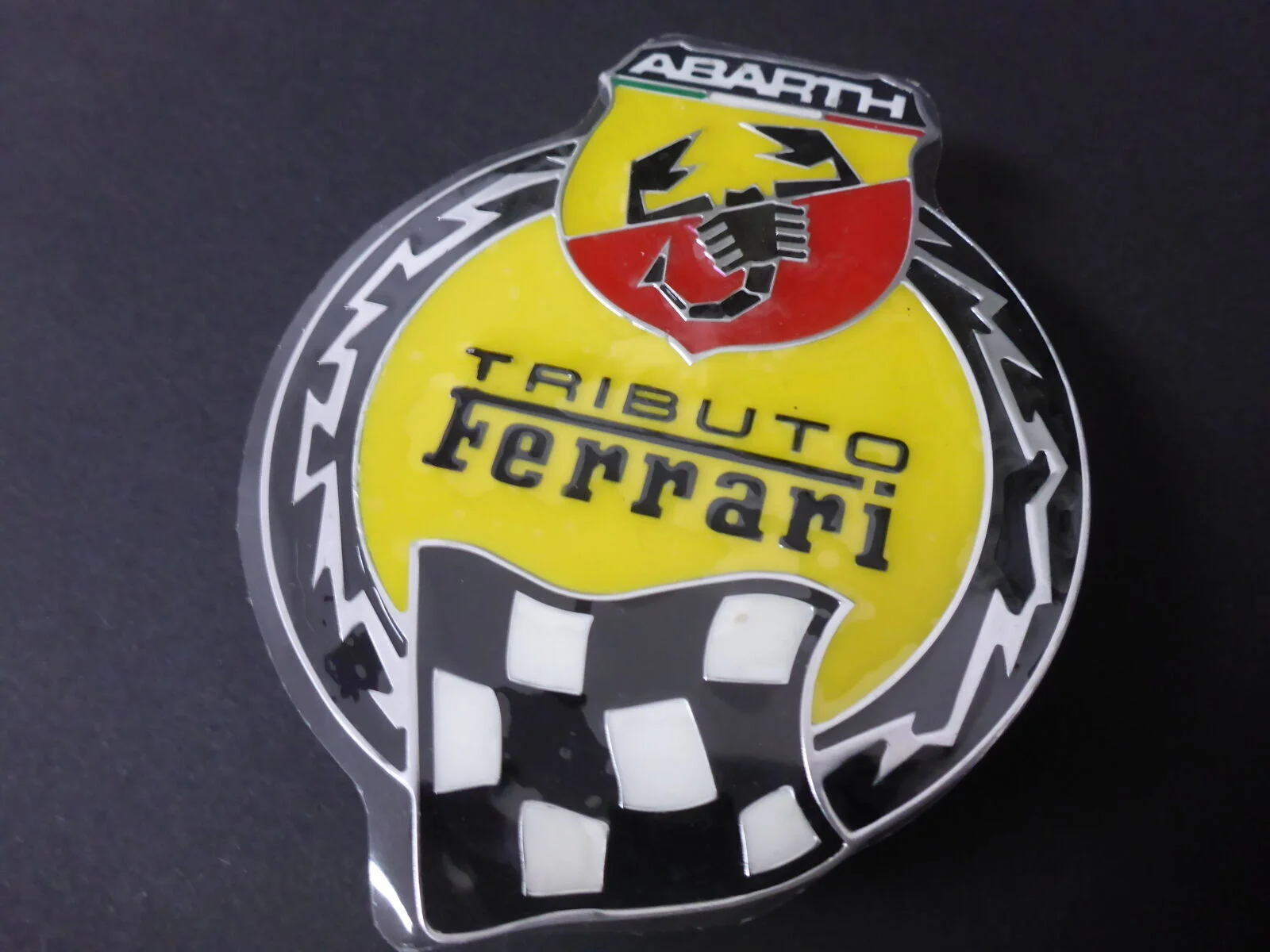1x Abarth Tributo 595 ORIGINAL Emblem NEU Logo Schritzug 735524380
