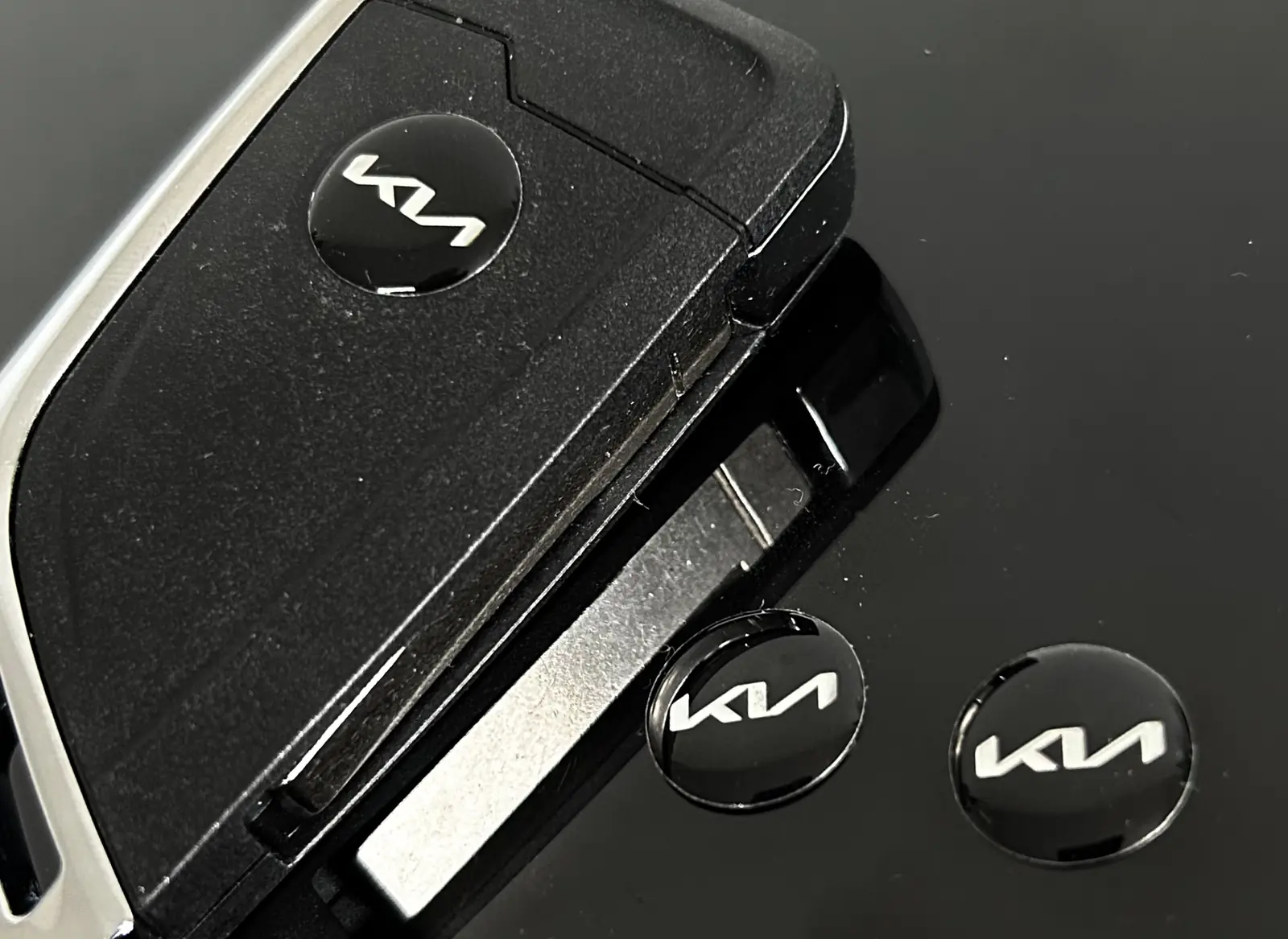 1x KIA Schlüssel 14mm NEW BLACK Aufkleber Schlüssellogo Emblem Schriftzug LOGO