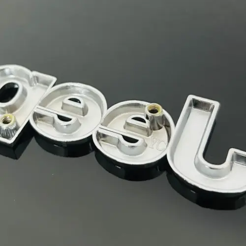 Jeep Wrangler Emblem 8cm Metall Schriftzug Logo CHROM Chrysler Karosserie Teppich Innenraum – Ansicht 2