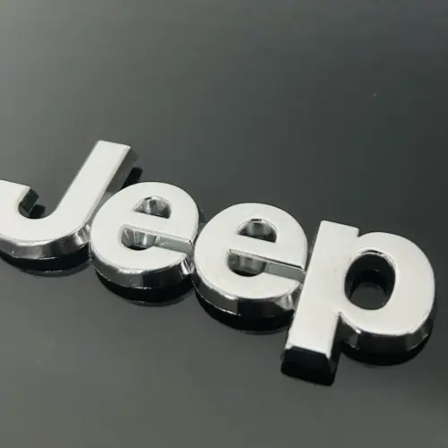 Jeep Wrangler Emblem 8cm Metall Schriftzug Logo CHROM Chrysler Karosserie Teppich Innenraum